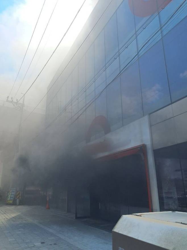 [평택=뉴시스] 20일 오전 11시56분께 경기 평택시 장당동 다이소 건물에 불이 나 소방당국이 진화에 나섰다. (사진=경기도소방재난본부 제공) 2024.03.20. photo@newsis.com *재판매 및 DB 금지