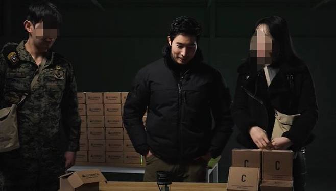 [서울=뉴시스] 해군특수전전단(UDT) 대위 출신 이근이 일반인들에게 홍보했던 군용 CS가스탄이 시중에 유통된 것으로 전해졌다. 군용 CS가스는 비치사성 화학 무기, 실제로 군에서 진압제로 사용하고 있다. (사진=유튜브 "ROKSEAL" 캡처) *재판매 및 DB 금지