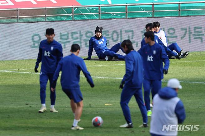 [서울=뉴시스] 권창회 기자 = 대한민국 축구 국가대표팀 이강인이 20일 오후 서울 마포구 서울월드컵경기장에서 열린 2026 FIFA 북중미 월드컵 2차 예선 태국과의 경기 전 공식훈련에서 몸을 풀고 있다. 2024.03.20. kch0523@newsis.com