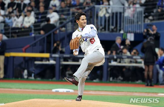 [서울=뉴시스] 정병혁 기자 = 한국인 최초 메이저리거 박찬호(전 LA 다저스 선수)가 20일 서울 고척스카이돔에서 열린 미국프로야구(MLB) 공식 개막전 LA 다저스 vs 샌디에이고 파드리스 1차전 경기 시작 전 시구를 하고 있다. (공동취재) 2024.03.20. photo@newsis.com