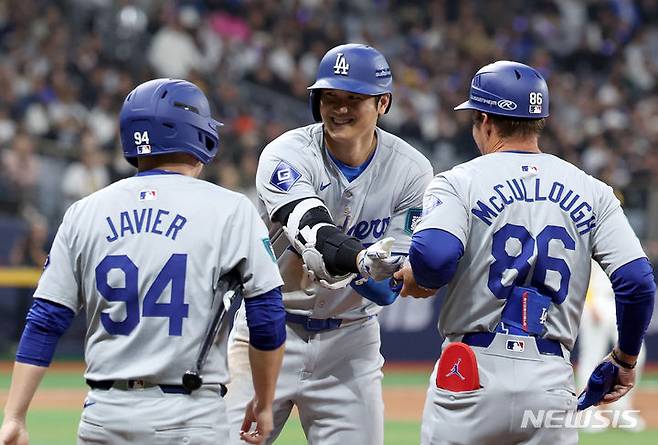 [서울=뉴시스] 김선웅 기자 = 20일 서울 고척스카이돔에서 열린 미국프로야구(MLB) 공식 개막전 LA 다저스 vs 샌디에이고 파드리스 1차전 경기, 3회초 2사 주자없는 상황 LA 오타니 쇼헤이가 우전 안타를 날리고 1루에 안착해 밝은 표정을 하고 있다. 2024.03.20. mangusta@newsis.com