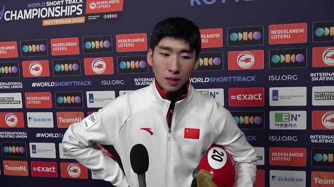 쇼트트랙 중국 국가대표 린샤오쥔(한국명 임효준)이 18일(한국시간) 네덜란드 로테르담 아호이 아레나에서 열린 2024 국제빙상연맹(ISU) 쇼트트랙 세계선수권대회에서 금메달 3개를 획득한 뒤 인터뷰하고 있다. 빙상 기자단