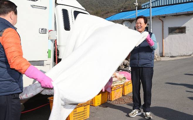 찾아가는 빨래방 서비스. 경남도청 제공