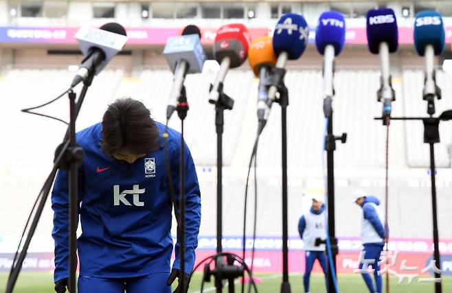 '하극상 논란'의 중심에 섰던 축구대표팀 이강인이 20일 오후 서울 마포구 월드컵경기장에서 '2026 북중미 월드컵' 아시아 2차예선 C조 3차전 공식훈련 전 입장을 밝히고 있다. 황진환 기자