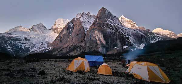 양락카르카(3,557m)지나 야크카르카 캠프지 모습. 가운데 왼쪽은 시바지봉, 오른쪽은 파르빠띠봉이다.