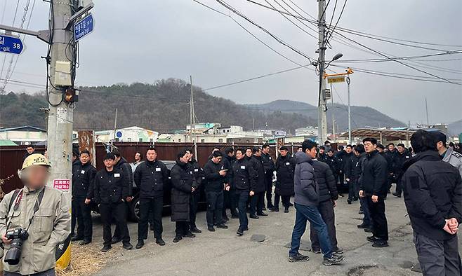 19일 오전 파주시청이 고용한 용역업체 직원들이 경기 파주시 용주골로 들어오고 있다.&nbsp;성노동자해방행동 주홍빛연대 차차 제공
