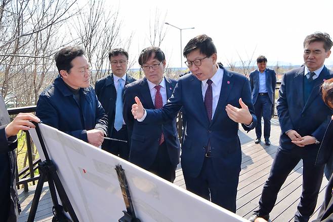 부산시가 20일 서부산 낙동강 주변을 남부권 관광 중심지로 조성한다고 발표한 가운데, 박형준 시장이 낙동강변 야간경관 조성 현장을 찾아 관계자로부터 설명을 듣고 있다. 부산시 제공