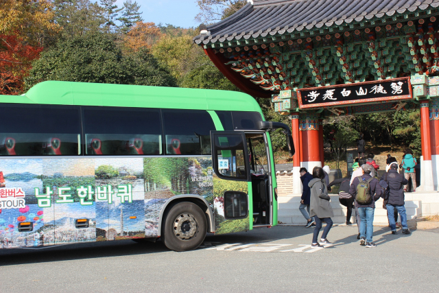 전남도 지역대표 관광상품 ‘남도한바퀴’ 여행버스. 사진 제공=전라남도