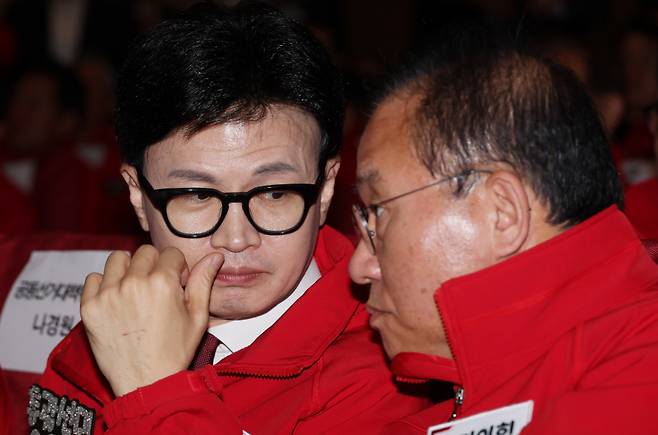 국민의힘의 한동훈 비상대책위원장 겸 총괄선대위원장이 19일 국회 의원회관에서 열린 중앙선대위 발대식 및 공천자대회에서 윤재옥 공동선대위원장과 대화하고 있다. ⓒ연합뉴스