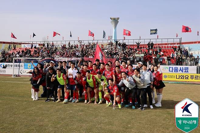 김천 상무 선수들이 단체 사진을 찍고 있다. /사진=한국프로축구연맹