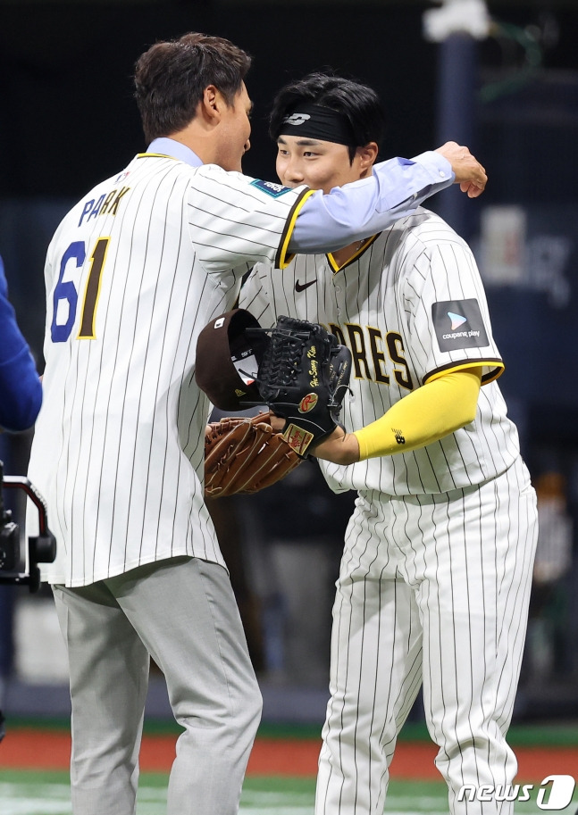 20일 서울 고척스카이돔에서 열린 2024년 미국프로야구 메이저리그(MLB) 정규시즌 개막전 로스앤젤레스 다저스와 샌디에이고 파드리스의 경기에서 시구자로 나선 박찬호가 김하성과 포옹하고 있다.  /사진=뉴스1