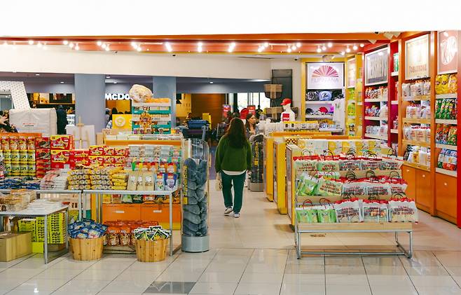 3~4층에 다양한 상점이 있다