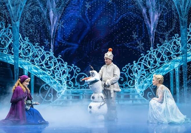 울라프와 대화하는 안나와 엘사 / 뮤지컬 <겨울왕국> 홈페이지 갈무리