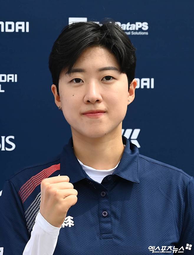 한국 여자 양궁 간판스타 안산이 19일 최근 불거진 매국노 발언 논란과 관련해 사과문을 게시했다. 관련된 모든 분들께 진심으로 사과드린다며 더욱 성숙한 사람이 되겠다고 약속했다. 엑스포츠뉴스 DB