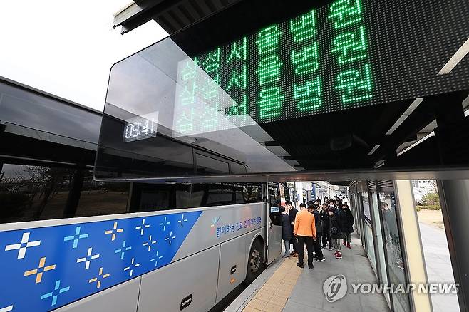 한 달 동안 계속된 의정갈등, 병원 셔틀버스 탑승하는 시민들 (서울=연합뉴스) 김도훈 기자