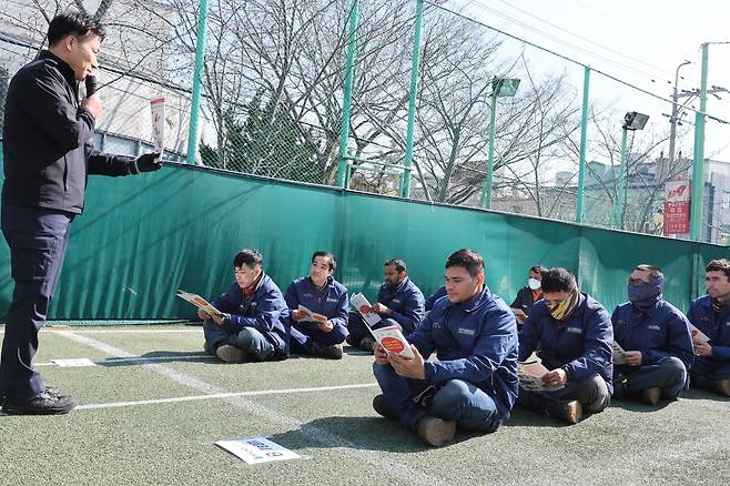 자국 언어로 번역된 소방안전 리플렛 읽는 외국인 소방안전 리더들 [촬영 장지현]