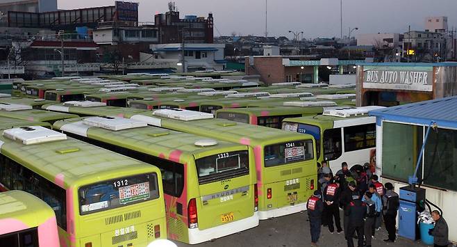 멈춰선 전주 시내버스 [연합뉴스 자료사진]