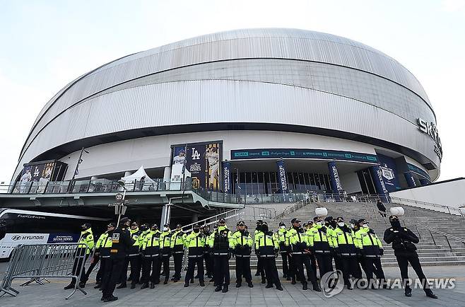 '폭탄 협박' 긴장 감도는 고척스카이돔 (서울=연합뉴스) 류영석 기자 = 20일 2024 미국 프로야구 메이저리그(MLB) 서울 개막전 로스앤젤레스 다저스와 샌디에이고 파드리스의 경기가 열리는 서울 고척스카이돔에 경찰이 배치돼 있다.
    이날 경찰에 따르면 '경기 중 폭탄을 터뜨려 오타니 쇼헤이 선수 등을 해치겠다'는 협박 메일을 받았다는 신고가 캐나다의 주밴쿠버대한민국총영사관 직원에게서 접수됐다. 2024.3.20 ondol@yna.co.kr