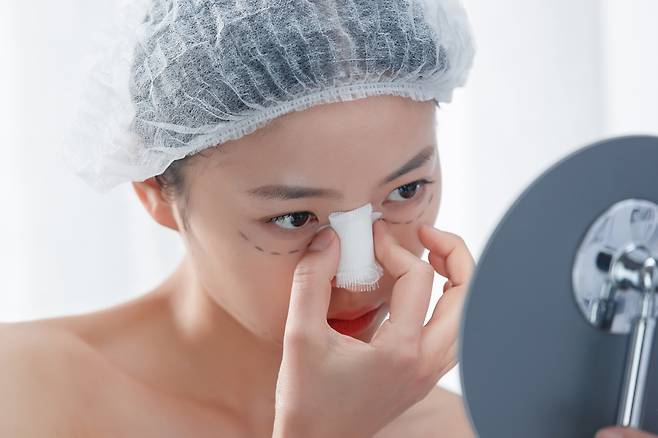 필요 없는 보형물을 쓰는 것도 문제이지만, 보형물에 대해 과도한 두려움을 가질 필요도 없다. (기사와 무관한 자료사진.)[사진=클립아트코리아]