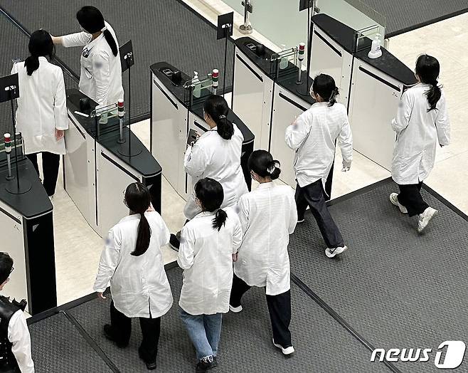 정부가 의대별 정원을 발표한 20일 서울의 한 대학병원에서 의료진이 분주하게 움직이고 있다. 2024.3.20/뉴스1 ⓒ News1 박지혜 기자