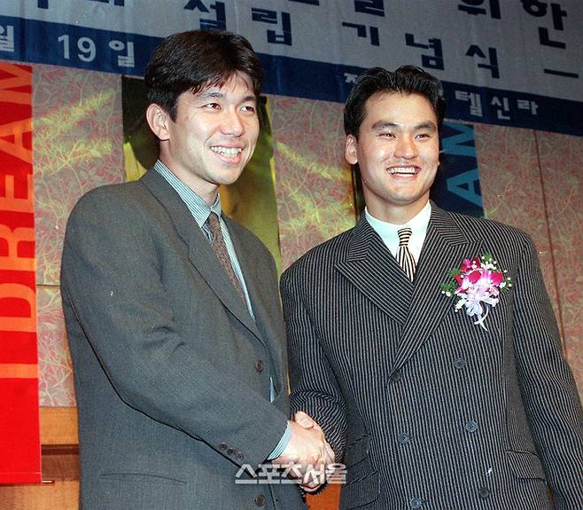 노모 히데오(왼쪽)와 박찬호 1997년 신라호텔에서 만나 악수를 하고 있다. 사진 | 스포츠서울DB