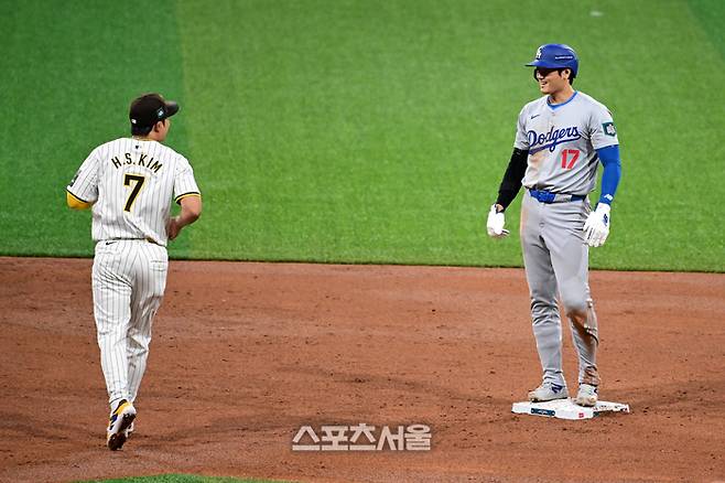 20일 오후 서울 고척스카이돔에서?‘MLB 월드투어 서울 시리즈’?LA 다저스와 샌디에이고 파드리스의 개막 경기가 열렸다.   3회초 2사 1루에서 다저스 오타니가 2루 도루에 성공하며 샌디에이고 김하성과 인사를 나누고 있다.  2024. 3. 20. 고척 | 최승섭기자 thunder@sportsseoul.com