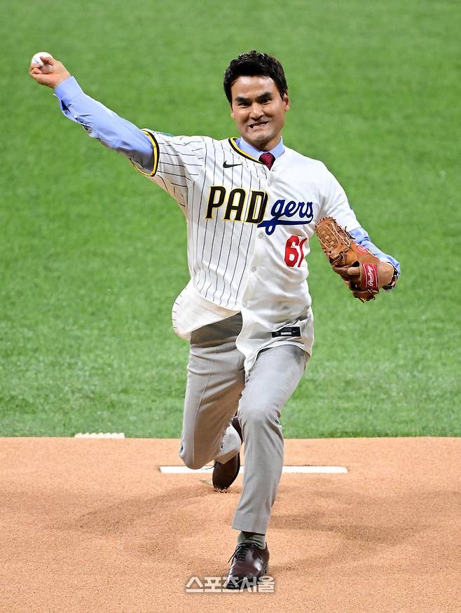 박찬호가 20일 고척 스카이돔에서 열린 MLB 서울시리즈 시구를 하고 있다. 2024. 3. 20. 고척 | 최승섭기자 thunder@sportsseoul.com