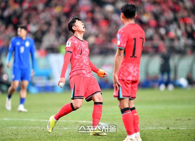 손흥민이 21일 서울월드컵경기장에서 열린 2026 제23회 FIFA 북중미월드컵 아시아 예선 2라운드 C조 3차전 대한민국과 태국의 경기 전반 선제골을 성공한 가운데 앞서 찬스를 살리지 못하자 주장완장을 내던지며 아쉬워하고 있다 . 2024.03.21상암 | 강영조기자 kanjo@sportsseoul.com