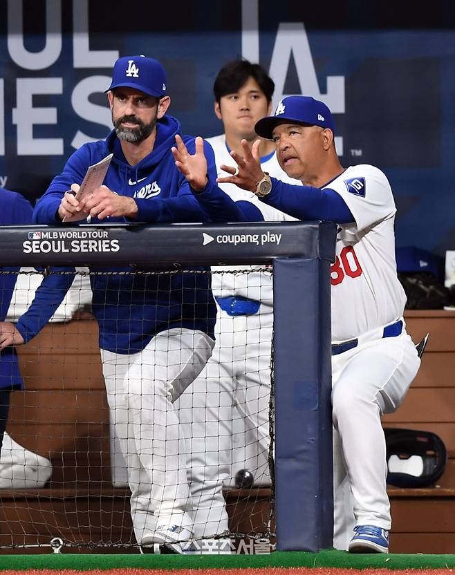 LA 다저스 로버츠 감독이 21일 고척 스카이돔에서 열린 MLB 서울시리즈  샌디에이고 파드리스와 경기 1회초 경기를 지켜보고 있다. 2024. 3. 21.고척 | 최승섭기자 thunder@sportsseoul.com