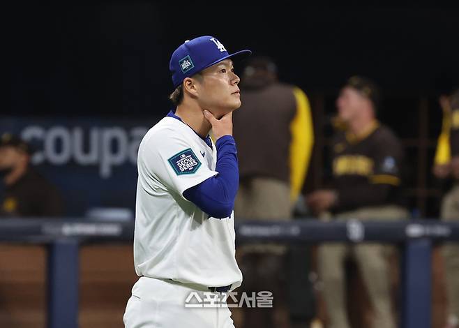 21일 오후 서울 고척스카이돔에서 열린 미국프로야구 메이저리그(MLB) 정규시즌 샌디에이고 파드리스와 LA 다저스 경기.LA 선발 야마모토가 1회 연속안타를 맞고 아쉬워 하고있다. 고척 | 최승섭기자 thunder@sportsseoul.com