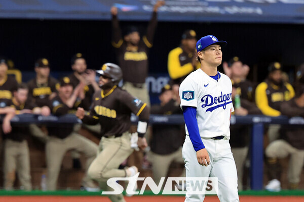 21일 서울 구로구 고척스카이돔에서 열린 2024 미국 메이저리그(MLB) 월드투어 서울시리즈 공식 개막전 샌디에이고 파드리스와 LA 다저스의 2차전 경기, LA 다저스 선발투수 야마모토 요시노부가 샌디에이고 웨이드에게 적시타를 맞은 다저스 선발 야마모토 요시노부가 아쉬워하고 있다. 사진┃뉴시스/공동취재