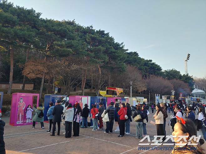 21일 서울월드컵경기장에서 열리는 한국과 태국의 월드컵 예선에 구름관중이 몰렸다. 사진=한동훈 기자