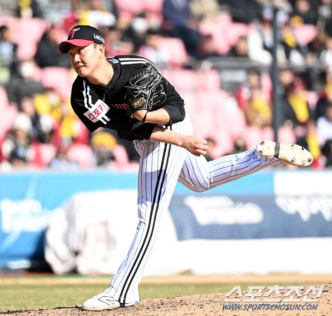 9일 수원KT위즈파크에서 열린 KBO 리그 LG와 KT의 시범경기, 역투하는 LG 유영찬. 수원=허상욱 기자wook@sportschosun.com/2024.03.09/