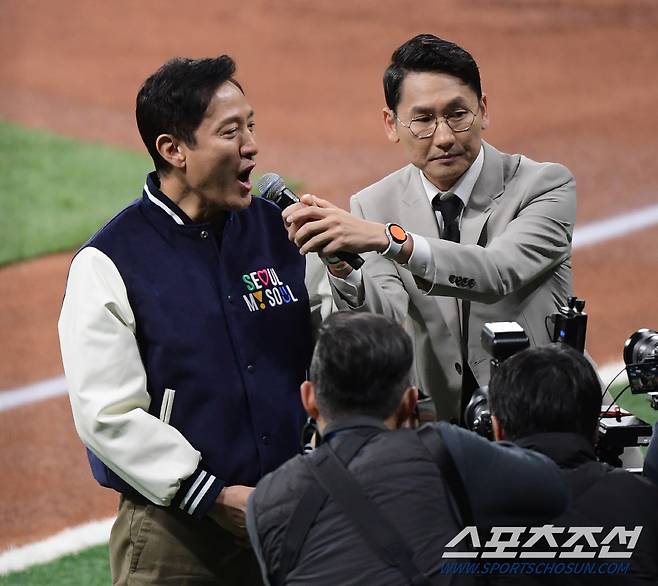 21일 서울 고척스카이돔에서 열린 'MLB 월드투어 서울 시리즈 2024' LA 다저스와 샌디에이고 파드리스의 경기. 오세훈 서울 시장이 경기 개시를 선언하고 있다. 고척=정재근 기자 cjg@sportschosun.com/2024.3.21/