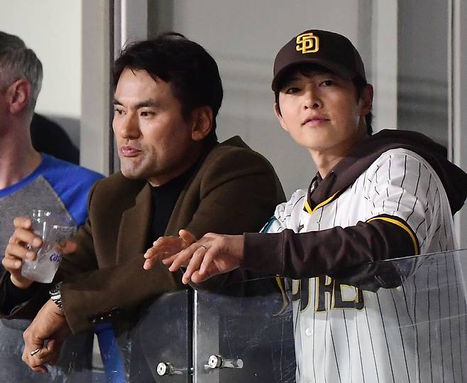 21일 서울 고척스카이돔에서 열린 'MLB 월드투어 서울 시리즈 2024' LA 다저스와 샌디에이고 파드리스의 경기. 박찬호와 송중기가 함께 경기를 관람하고 있다. 고척=정재근 기자 cjg@sportschosun.com/2024.3.21/