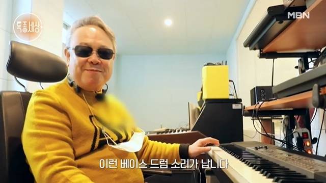 '그 얼굴에 햇살을'은 이용복이 불러 1972년 MBC 10대 가수상을 안긴 대박 히트 곡이 됐다 . 이듬해 신성일 신일룡 김창숙 등 최고 인기 배우들이 출연한 동명의 영화가 제작될 정도로 국민적 인기를 얻었다. /MBN '특종세상'