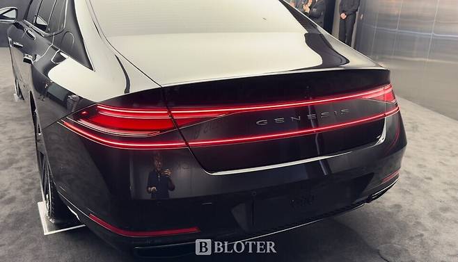 차명과 구동방식 레터링이 모두 빠진 제네시스 G90 블랙 뒷모습 (사진=조재환 기자)