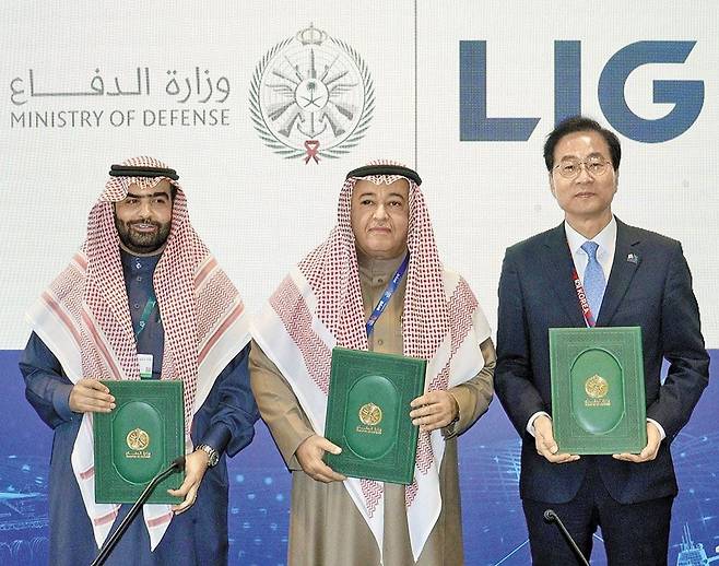 지난 2월 6일 사우디아라비아 수도 리야드에서 열린 ‘국제 방산 전시회 WDS(World Defense Show)’에서 천궁II 계약 서명식을 마친 LIG 넥스원과 사우디 군 관계자들이 기념사진을 촬영하고 있다.