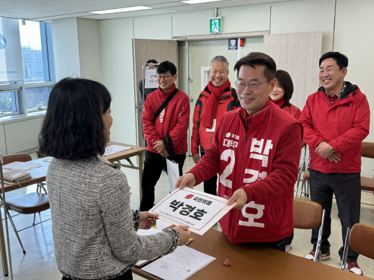 박경호 국민의힘 대전 대덕구 국회의원 후보가 21일 대전 대덕구선거관리위원회를 찾아 후보 등록을 마쳤다.