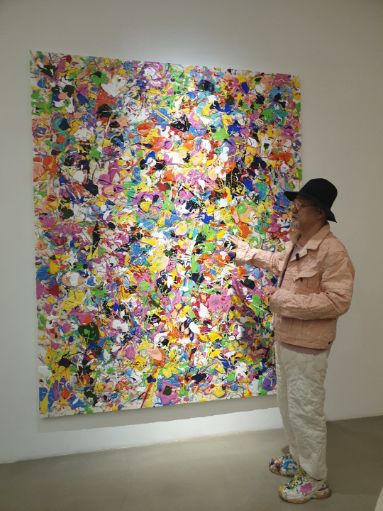 작가 씨 킴이 아라리오갤러리 천안에서 열리고 있는 개인전 '레인보우'에 전시된 작품에 대해 설명하고 있다. 김정규 기자