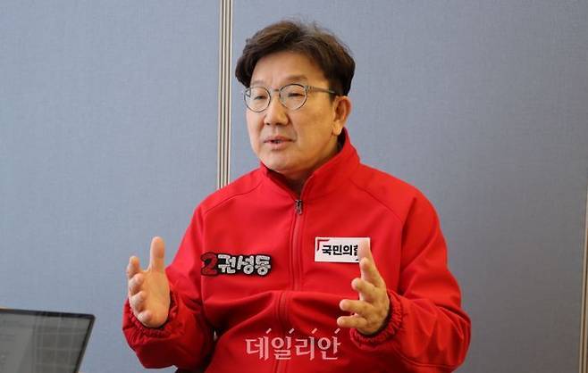 권성동 국민의힘 강원 강릉 후보가 20일 강원도 강릉시 선거사무소에서 데일리안과 인터뷰를 하고 있다. ⓒ데일리안