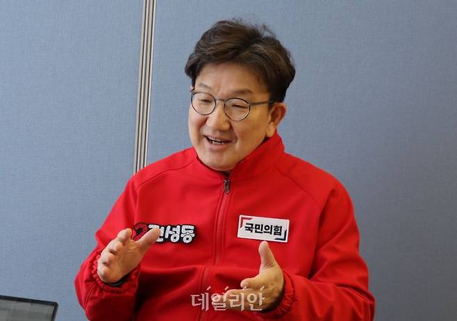 권성동 국민의힘 강원 강릉 후보가 20일 강원도 강릉시 선거사무소에서 데일리안과 인터뷰를 하고 있다. ⓒ데일리안