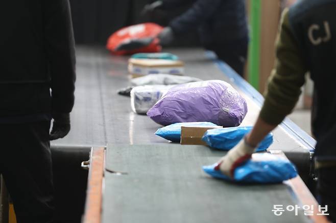 경기 평택세관에 도착한 중국발 직구 물품들이 줄지어 엑스선을 통과하고 있다. 변영욱 기자 cut@donga.com