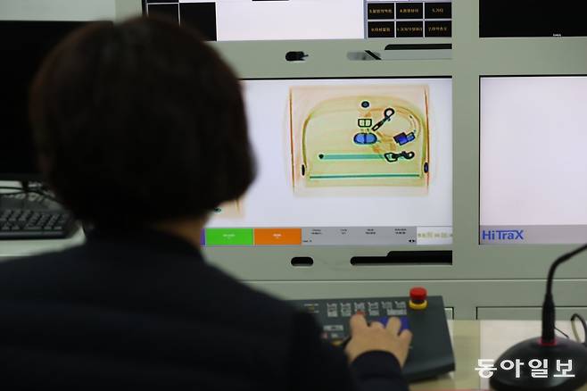 평택세관 특송통관장 엑스선 판독실에서 세관 직원이 엑스선에 비친 중국 직구 물건을 보고 있다. 화면에 ‘디올’의 로고가 보인다. 변영욱 기자 cut@donga.com