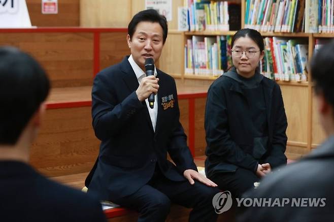 서울시는 '서울런 이용자 진로·진학 실태조사'를 실시하고, 2024학년도 대학진학자 수와 서울런 참여도·만족도 등에 대한 분석 결과를 발표했다. 오세훈 서울시장이 지난 해 4월 서울 중구 서울도서관에서 열린 서울런 우수 학생 초청 간담회에서 인사말을 하고 있다. 연합뉴스