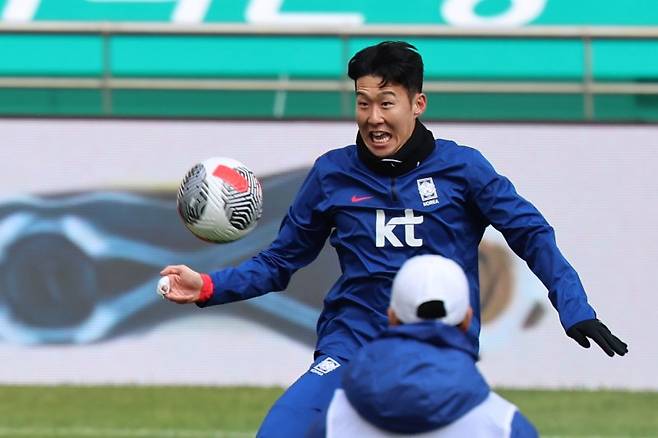 [서울=뉴시스] 권창회 기자 = 대한민국 축구 국가대표팀 손흥민이 20일 오후 서울 마포구 서울월드컵경기장에서 2026 FIFA 북중미 월드컵 2차 예선 태국과의 경기 전 공식훈련을 하고 있다. 2024.03.20. kch0523@newsis.com /사진=뉴시스