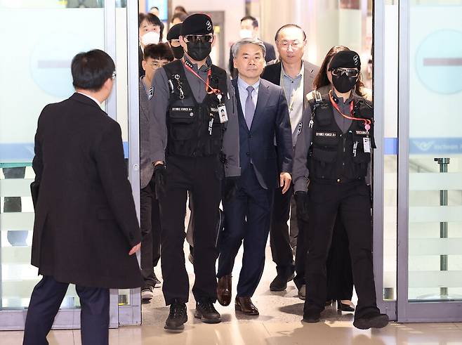 해병대 채 아무개 상병 순직 사건 외압 의혹으로 수사받는 이종섭 주호주 대사가 21일 오전 정부 회의 일정 참석을 위해 인천국제공항 제1 터미널로 들어서고 있다. 이 대사는 법무부의 출국금지 해제 결정으로 지난 10일 호주로 출국한 지 11일 만에 귀국했다. 공동취재사진