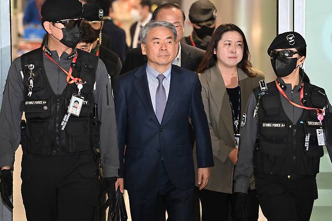 해병대 채 아무개 상병 순직 사건 외압 의혹으로 수사받는 이종섭 주호주 대사가 21일 오전 정부 회의 일정 참석을 위해 인천국제공항으로 귀국하고 있다. 이 대사는 법무부의 출국금지 해제 결정으로 지난 10일 호주로 출국한 지 11일 만에 귀국했다. 공동취재사진