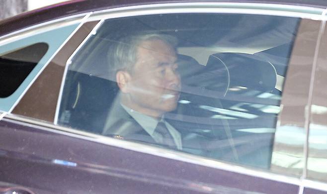 해병대 채 아무개 상병 순직 사건 외압 의혹으로 수사받는 이종섭 주호주 대사가 21일 인천 영종도 인천국제공항을 통해 귀국해 차를 타고 공항 청사를 빠져나가고 있다. 공동취재사진