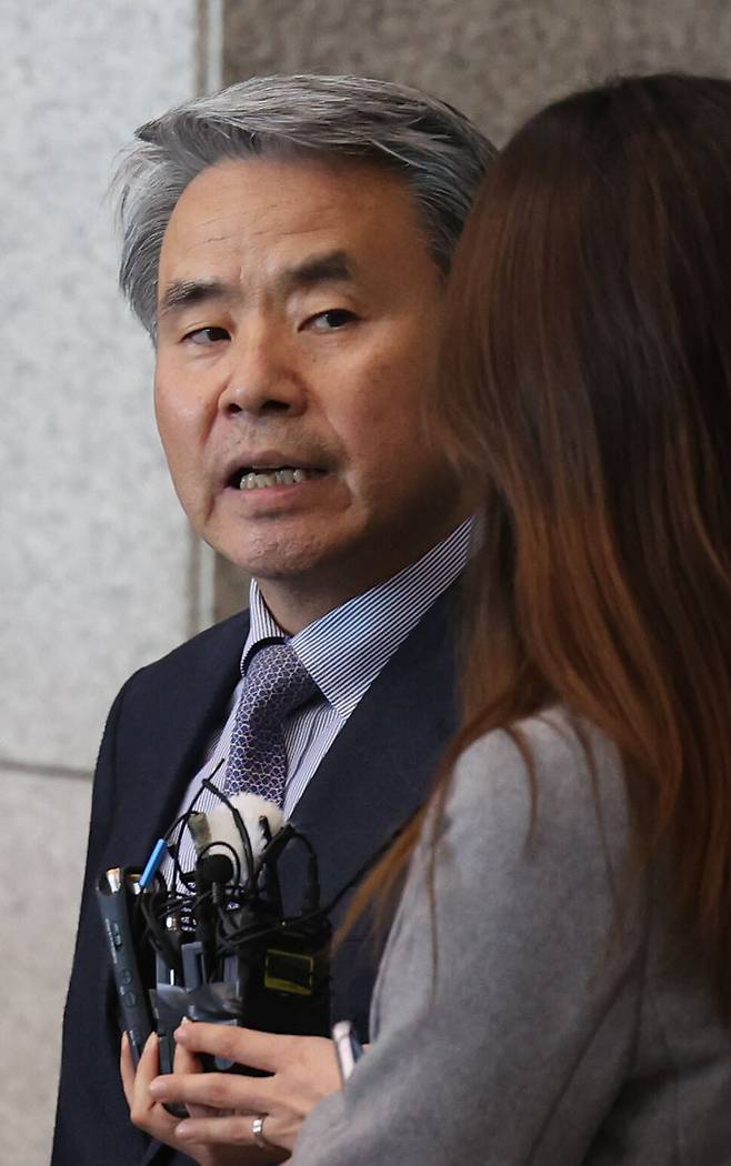 해병대 채 아무개 상병 순직 사건 외압 의혹으로 수사받는 이종섭 주오스트레일리아 대사가 21일 오전 인천국제공항을 통해 입국한 뒤 기자들의 질문에 답하고 있다. 백소아 기자